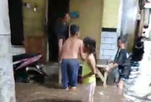 Proyek Drainase Belum Kelar, Puluhan Rumah di Pancor Kebanjiran - GenPI.co NTB