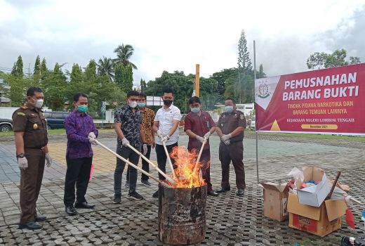Kejari Loteng Gelar Pemusnahan Sejumlah Barang Bukti - GenPI.co NTB
