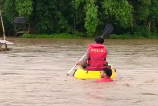 Pingsan, Polisi Kota Bima Selamatkan Ibu Hamil dari Banjir - GenPI.co NTB