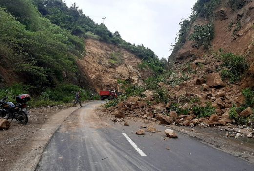 Tebing Tujat-tujat Longsor, Polres Loteng Turunkan Dump Truk - GenPI.co NTB