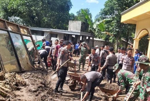 TNI-Polri Bersihkan Sisa Banjir - GenPI.co NTB