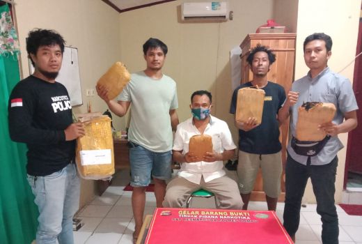 Dikepung Polisi, Satu Dus Ganja Dibuang - GenPI.co NTB