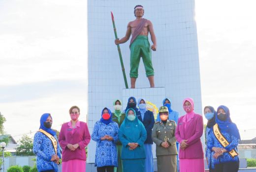 Peringatan Hari Ibu Sambangi Makam Pahlawan - GenPI.co NTB