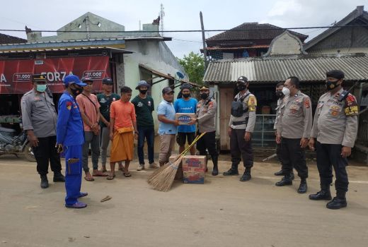 Kapolsek Mandalika Salurkan Bantuan Bagi Warga Terdampak Banjir - GenPI.co NTB