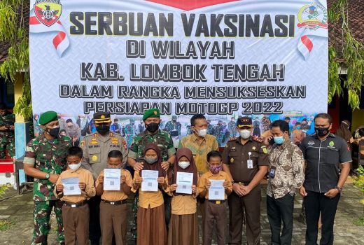 Bupati Lombok Tengah Minta Kepala Sekolah Percepat Vaksinasi Anak - GenPI.co NTB