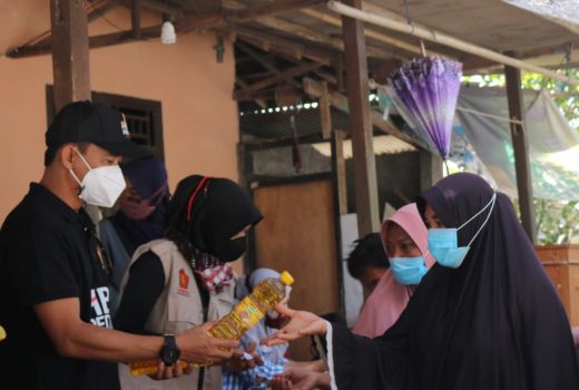 Bantu Warga, Wirajaya Bagikan Minyak Goreng - GenPI.co NTB