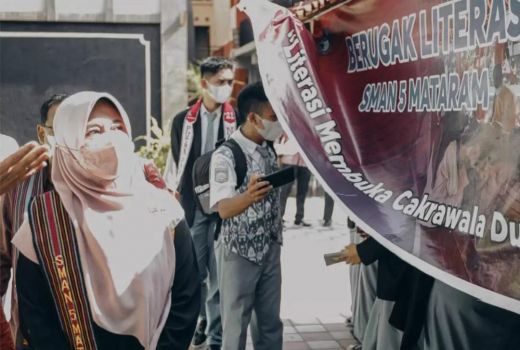 Bunda Niken Ajak Pelajar Tingkatkan Minat Literasi - GenPI.co NTB