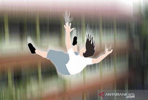 Naik Tower Tanpa Pengaman, Pekerja di Sumbawa ini Jatuh - GenPI.co NTB