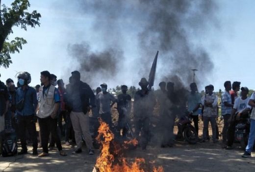Ratusan Pemuda Lombok Tengah Blokade Jalan Depan Sirkuit, Apa? - GenPI.co NTB