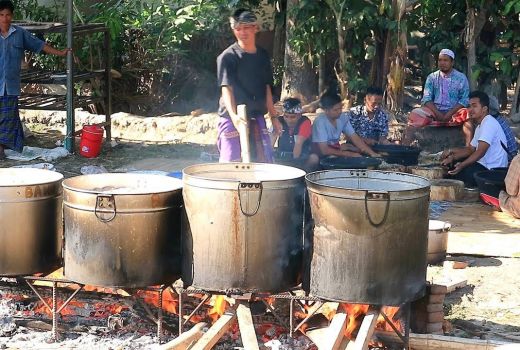 Ran, Gotong-royong Memasak Khas Sasak - GenPI.co NTB