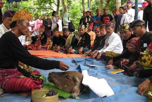 Rebang Alung, Ritual Penebus Kesalahan di Suku Sasak - GenPI.co NTB