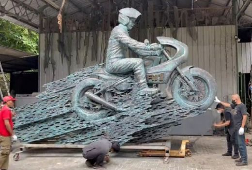 Kabar Baik, Patung Jokowi Naik Motor di Mandalika Selesai Digarap - GenPI.co NTB