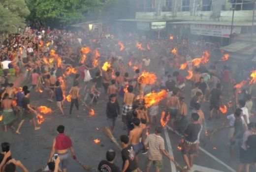 Perang Api, Tradisi Umat Hindu Jauhkan Diri dari Penyakit - GenPI.co NTB