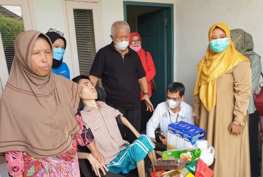 Rachmat Hidayat Bantu Penderita Lumpuh Layu - GenPI.co NTB