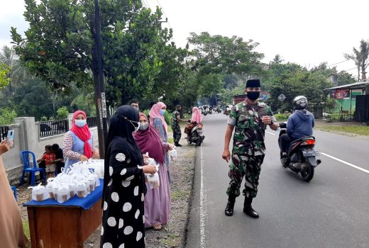 Ramadan, Jajaran Kodim Loteng Bagikan Takjil - GenPI.co NTB