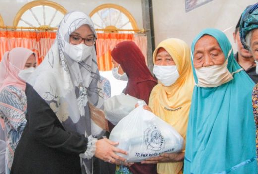 Tim Penggerak PKK Mataram Bagikan 1.000 Sembako untuk Lansia - GenPI.co NTB