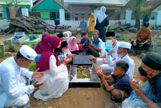 Ziarah Kubur, Tradisi Warga Kota Bima yang Kembali Normal - GenPI.co NTB