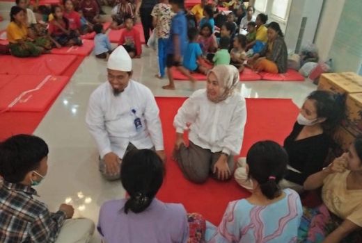 Bikin Haru, Ketua Dewan Lobar Sambangi Pengungsi Desa Mareje - GenPI.co NTB