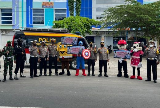 Bikin Kaget, Captain America Muncul Bersama Polisi di Loteng - GenPI.co NTB