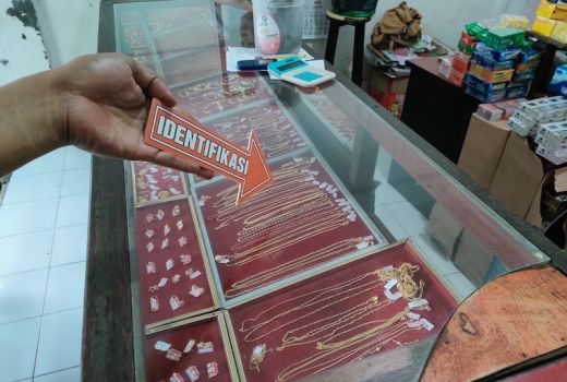 Emak-emak Curi Emas, Nyaris Digebuki Massa - GenPI.co NTB