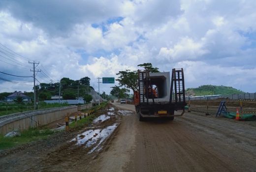 Ruas Jalan Mandalika - Keruak Sedang Dikerjakan - GenPI.co NTB
