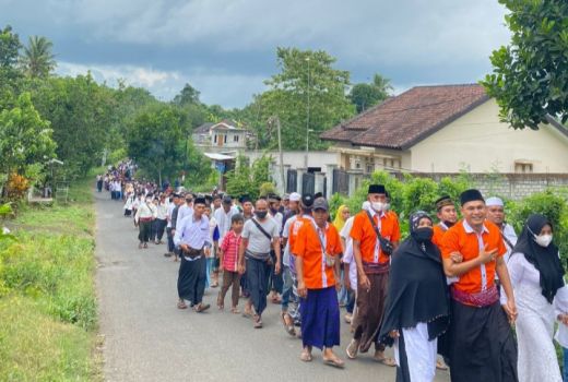 Calon Kepala Desa di Selebung Daftarkan Diri Didampingi Ibunya - GenPI.co NTB