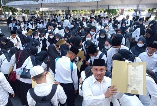 Terima SK, 475 Guru PPPK Mataram Lolos dari Penghapusan Honorer - GenPI.co NTB