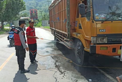 Ketat, Cegah PMK Masuk Sumbawa, Kendaraan Disemprot Cairan Khusus - GenPI.co NTB