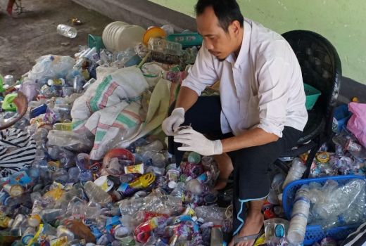 Demi Jaga Lingkungan, ASN Loteng Ini Tiap Hari Ngurus Sampah - GenPI.co NTB