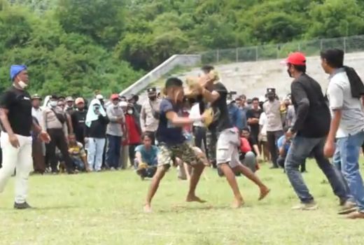 Seru, Begini Jalannya Adu Pukul dalam Barampok Sumbawa - GenPI.co NTB