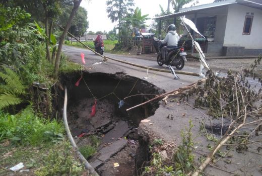 Tolong, 7 Titik Jalan di Karang Sidemen Rusak, Lihat Kondisinya - GenPI.co NTB