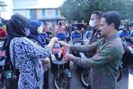Supaya Maksimal Beri Pelayanan, Bidan Desa Loteng Diberi Motor - GenPI.co NTB
