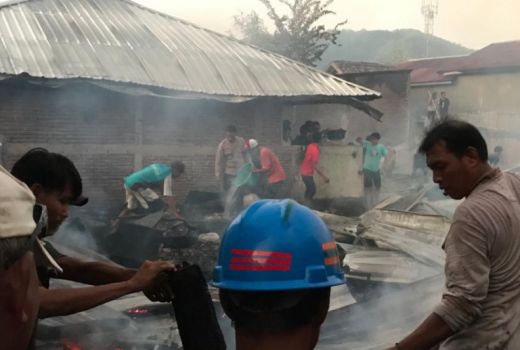 Polres Sumbawa Bantu Korban Kebakaran di Desa Juran Alas - GenPI.co NTB