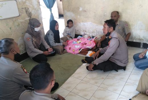 Tega Nian, Ada yang Tega Buang Bayi Perempuan di Pos Ronda - GenPI.co NTB