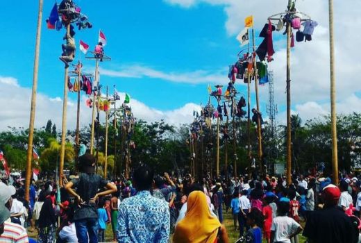 Serunya Merayakan Kemerdekaan dengan Panjat Pinang - GenPI.co NTB