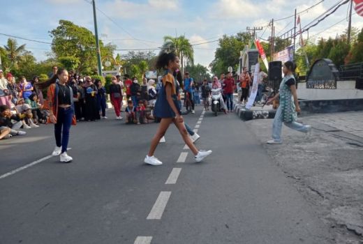 Keren Nih, Wonderful NTB Fashion Week di Jalan Udayana - GenPI.co NTB