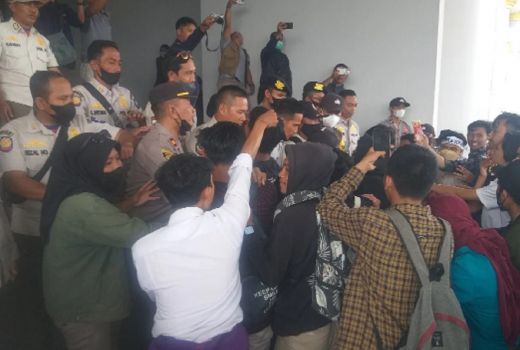 Demo di Kantor Bupati Lombok Tengah, Mahasiswa Kecewa - GenPI.co NTB
