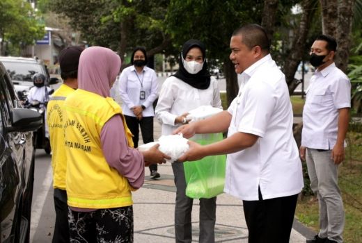 BBM Naik, Polda NTB Bagikan Bansos ke Warga - GenPI.co NTB