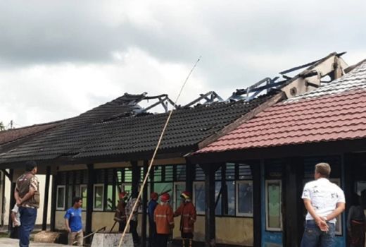 SMPN 1 Praya Barat Lombok Tengah Terbakar, 3 Ruangan Ludes - GenPI.co NTB