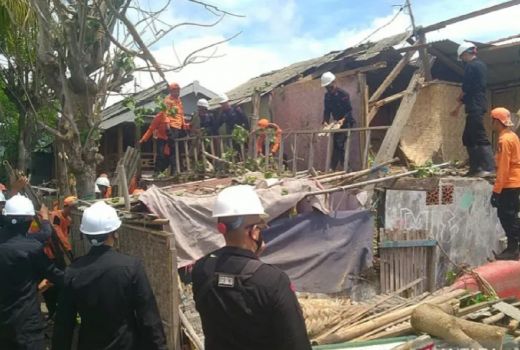 Brimob Polda NTB Turun Bantu Korban Puting Beliung - GenPI.co NTB