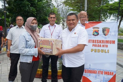 Reskrimum Polda NTB Bagikan Ratusan Paket Sembako ke PKL - GenPI.co NTB