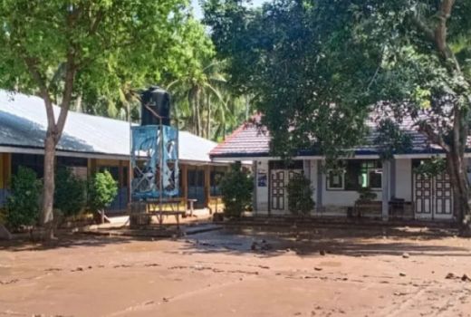 Lumpur Tutupi Halaman SDN 4 Pemenang Lombok Utara - GenPI.co NTB
