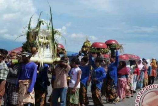 Tradisi Tetulak Adalah Cara Warga Lombok Berserah Diri - GenPI.co NTB