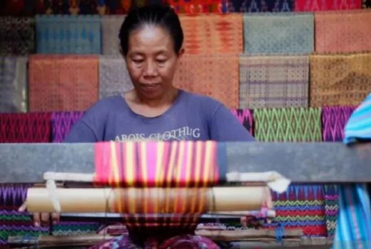 Tenun Songket, Kain Penambah Kewibawaan Raja Lombok - GenPI.co NTB