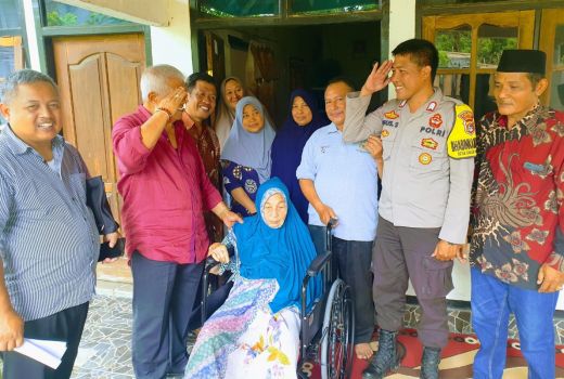 Rachmat Hidayat PDIP Bantu Penderita Lumpuh di Lombok Timur, Termasuk Cucu Wakil Bupati - GenPI.co NTB