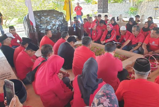 Ziarah di Makam Bung Karno, Kader PDIP Doakan Megawati Soekarnoputri Sehat - GenPI.co NTB