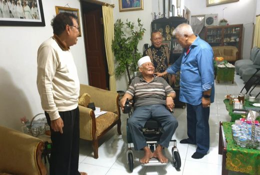 Beri Kursi Roda kepada Pensiunan ASN, Rachmat Hidayat: Wujud Syukur - GenPI.co NTB
