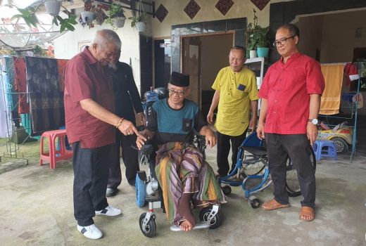 Beri Kursi Roda ke Pensiunan PNS, Rachmat PDIP: Murni Kemanusiaan - GenPI.co NTB