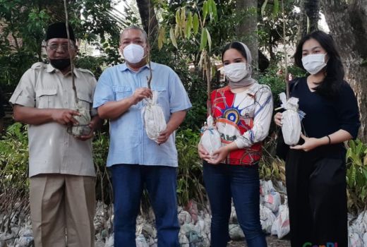 Jaga Lingkungan, Pak HBK Bagi 10 Ribu Bibit Pohon - GenPI.co NTB