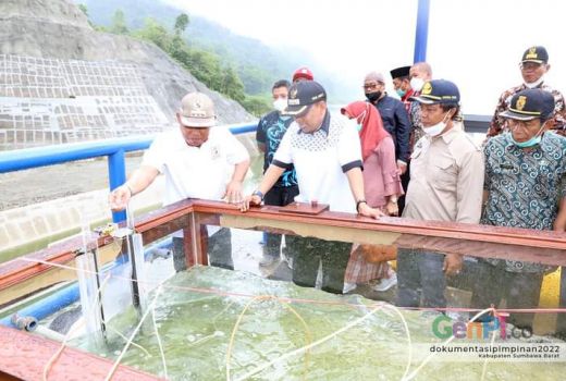 Bupati Musyafirin Sebar Bibit Ikan di Bendungan Bintang Bano - GenPI.co NTB